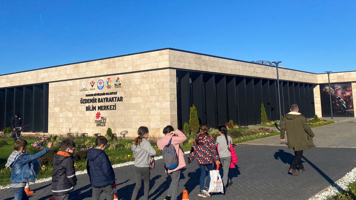 Bugün okul olarak şehrimizde yeni kurulmuş olan Özdemir Sabancı Bilim Merkezini ziyarete gittik.